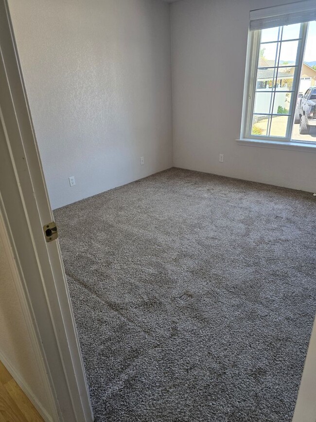 Building Photo - 3 bed 2 bath   Home for Rent in Grants Pass