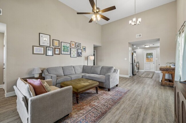 Building Photo - 833 Lutz Ln