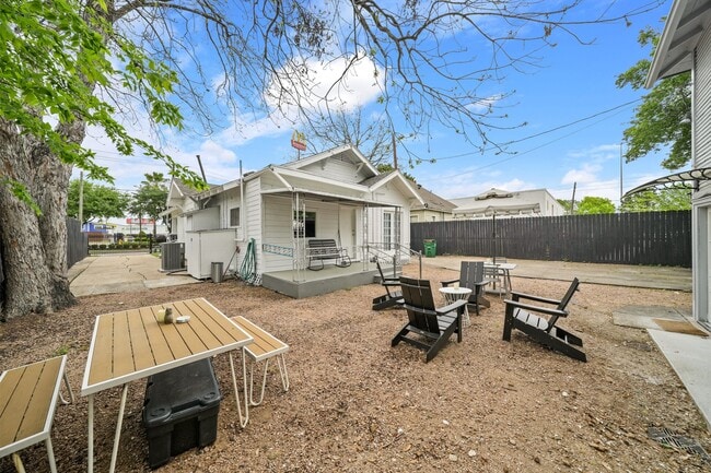 Building Photo - 114 Redan St