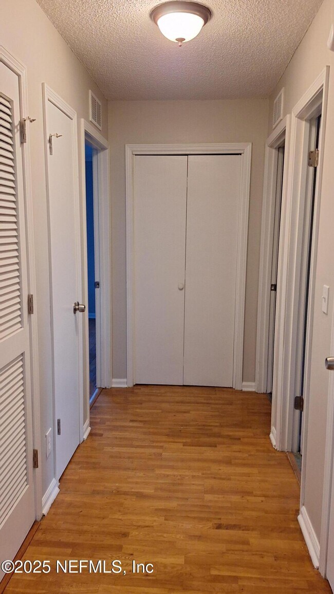 Building Photo - 10579 Castlebrook Dr