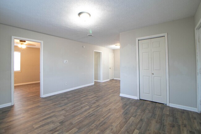 Building Photo - 9-409 Thompsonville Ln