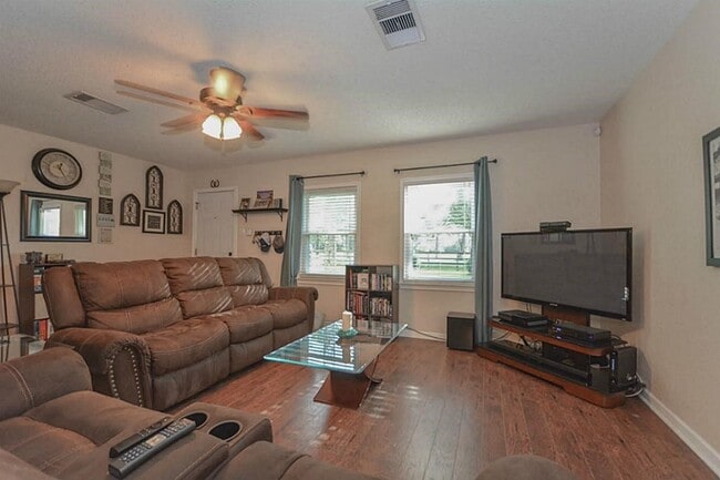 Building Photo - 116 Texas Ave