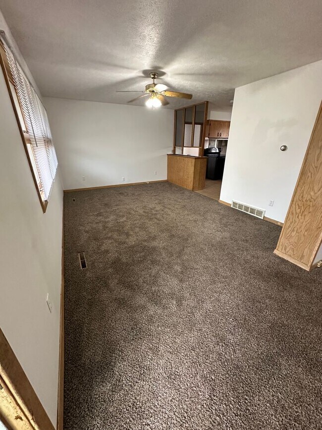 Building Photo - 3 Bedroom, 1 Bathroom House with Carport