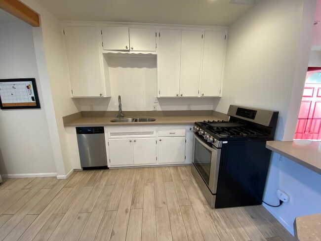 Kitchen-range in house for use - 2047 Kathy Way