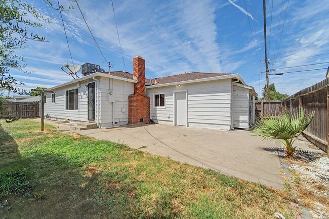 Building Photo - 698 King Ave