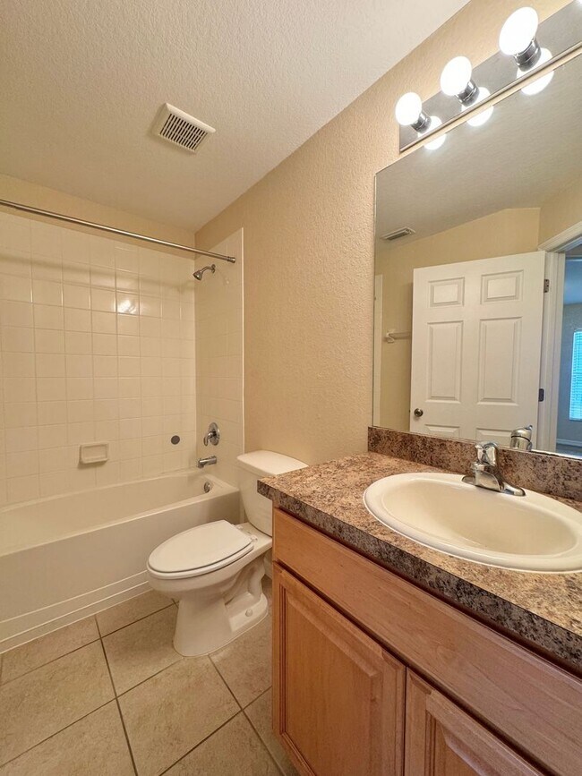 Building Photo - Gated Community of Mandolin