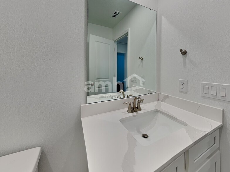 Building Photo - 16393 Aubergine Aly