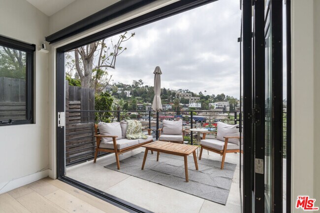 Building Photo - 3923 Fernwood Ave