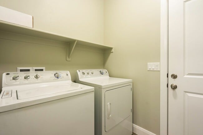 Building Photo - 3 Bedroom Townhome in Hidden Valley with C...