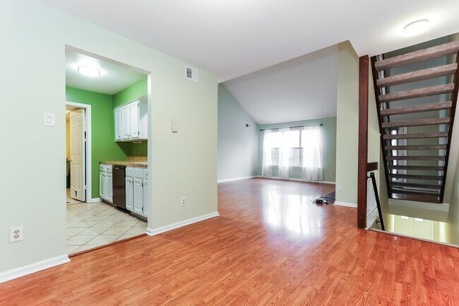 Building Photo - 654 B Woodford Lane