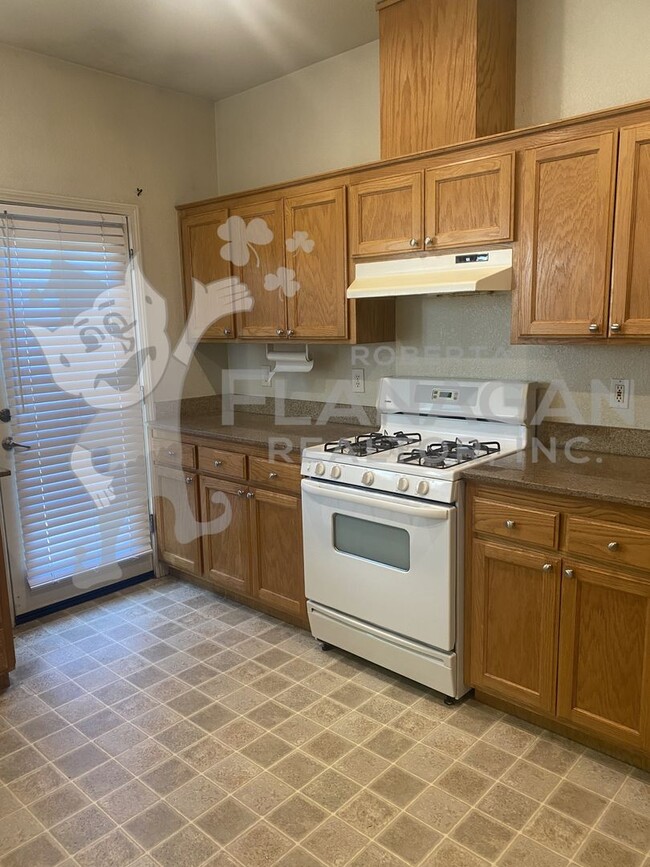 Building Photo - 3 bedroom/2 bathroom home