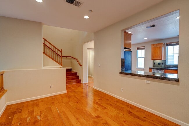 Building Photo - EXQUISITELY LOCATED TOWNHOME PRIVATE SETTING | MANY UPGRADES