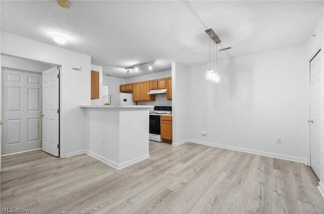 Building Photo - 14929 Lenox Dr