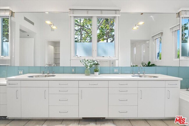 Building Photo - 211 S Valley St