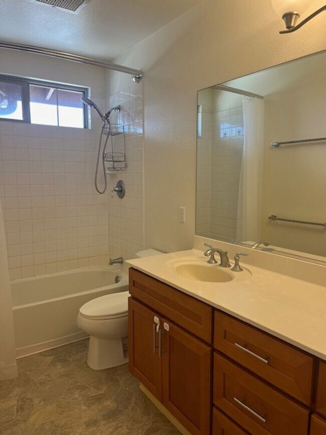 Building Photo - Nohona III at Kapolei 3 bedroom/2 bath with 1 car garage.