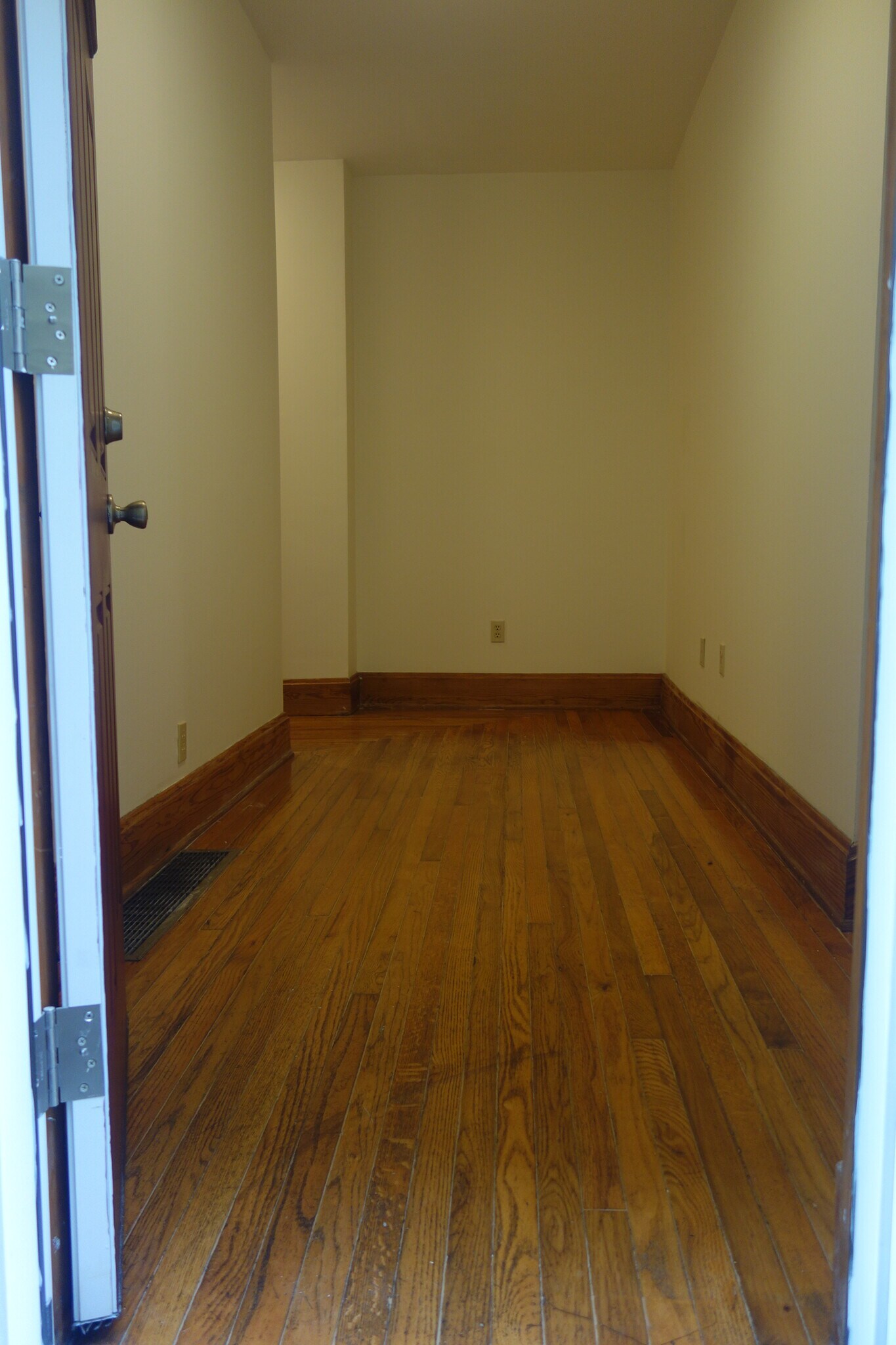 Large entry way with storage closet. Big enough for a desk or bike storage. - 216 Kentucky