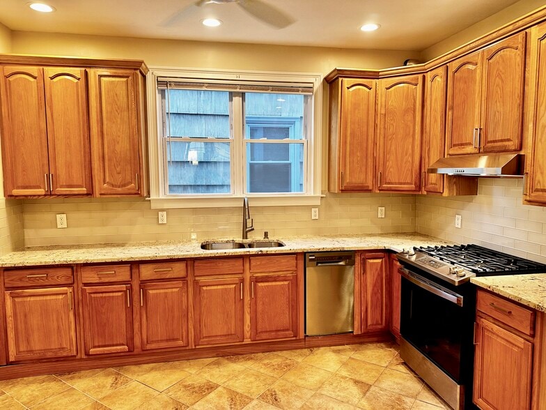 Building Photo - 228 Laurel Ave