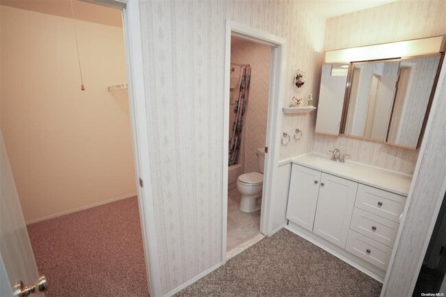 Building Photo - 906 Gotham Ct S