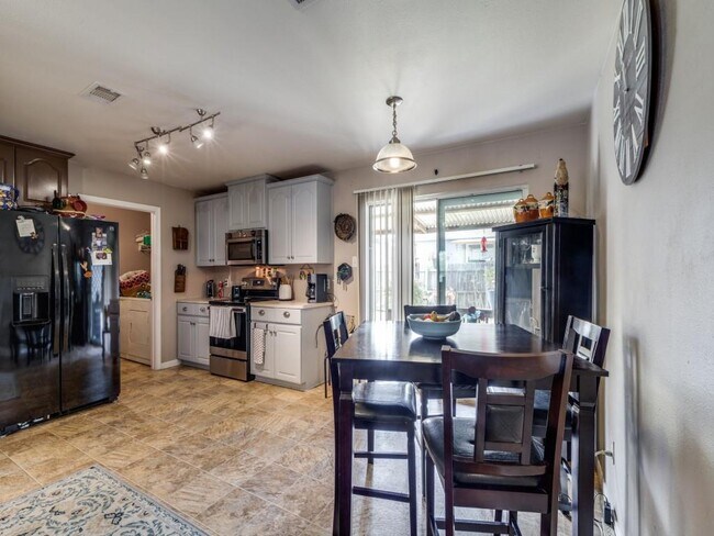 Building Photo - 9651 Oak Hill Dr