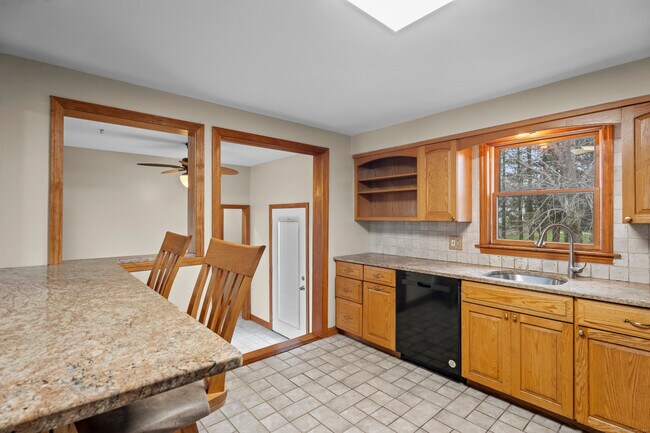 Building Photo - 62 Brookside Ave E