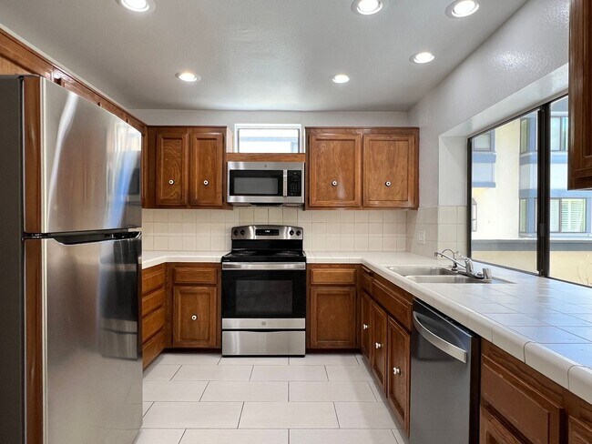 Building Photo - Spacious 2 Bedroom 2-1/2 Bathroom Townhome with 2-car garage in La Jolla near UCSD