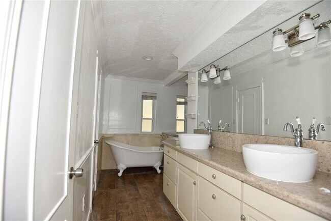 Building Photo - 102 S Timber Top Dr