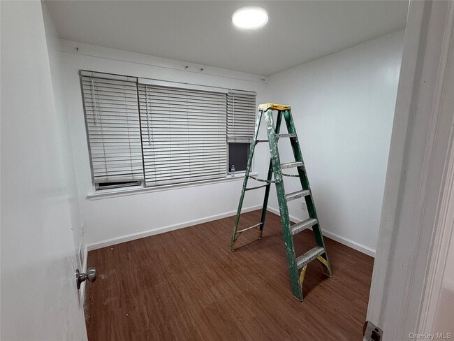 Building Photo - 733 Warwick St