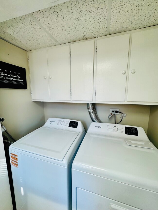 Building Photo - 2363 Cove Dr