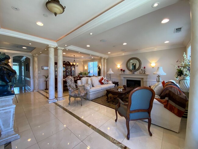 Building Photo - Gorgeous, Luxury and Furnished 3 bed 3 bat...