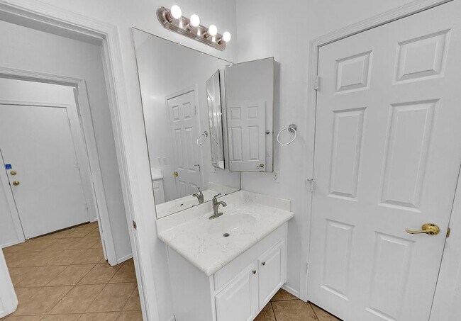 Building Photo - 7236 W Paradise Ln