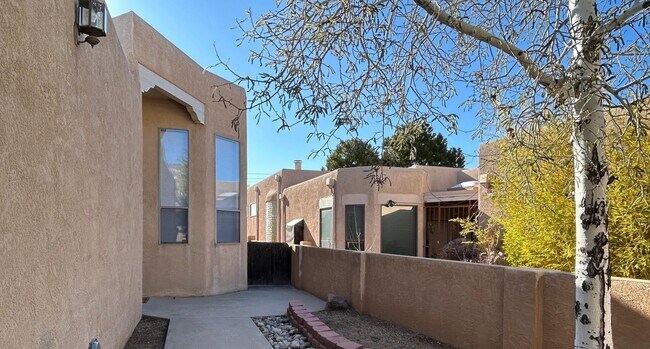 Building Photo - 711 Tramway Pl NE