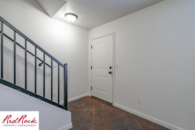 Building Photo - Charming 3 Bedroom Townhome with INTERNET INCLUDED & Dog-Friendly!