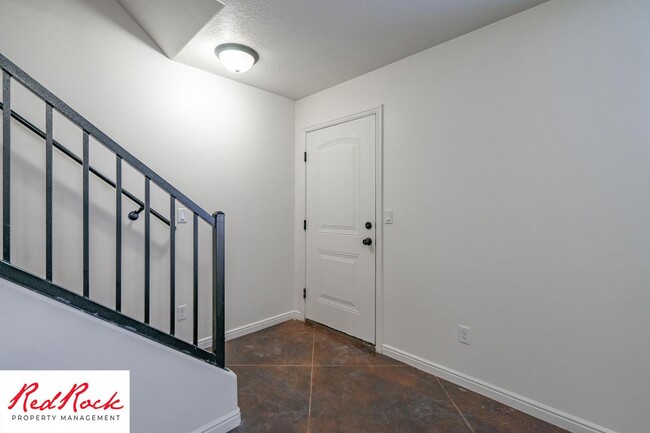 Building Photo - DOG-FRIENDLY 3 Bedroom Townhome with INTER...