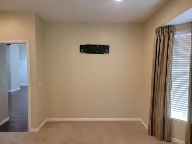 Building Photo - Single-Level Home with 2 Bedrooms & Den in...
