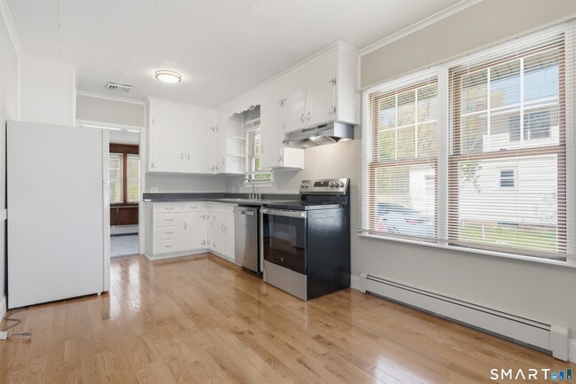 Building Photo - 456 Elm St