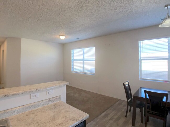 Building Photo - Spacious 4 Bedroom Los Lunas Home. Open la...