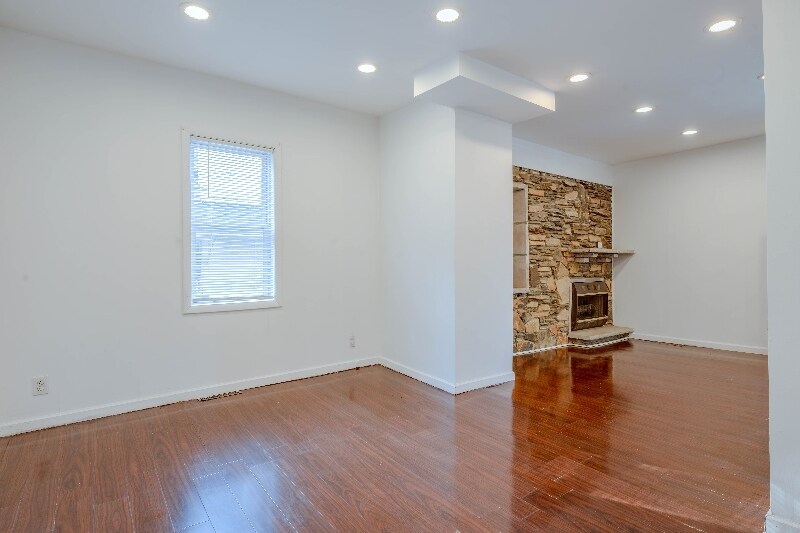 Building Photo - 301 McLean St