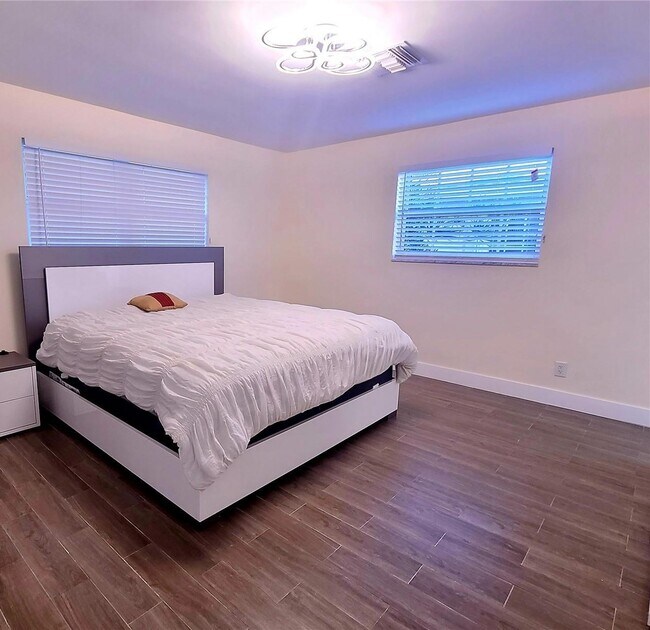 Building Photo - 1320 Arthur St