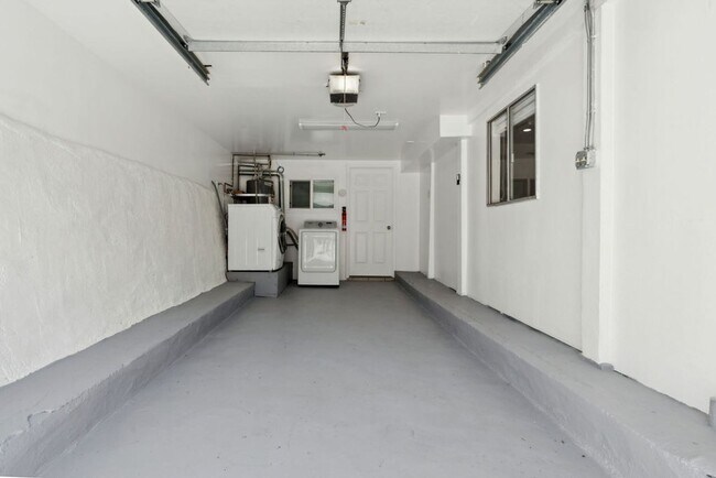 Building Photo - EPIC REA - Great Renovated ( all appliance...
