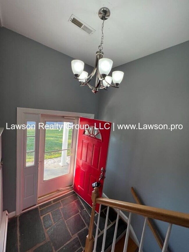 Building Photo - Very Nice & Spacious Home in Hidden Valley Neighborhood - Pet Friendly!