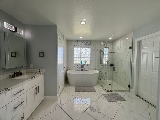 Building Photo - Stunning 3 Bedroom + Den Home with Fence + Screened Lanai in Great Location!