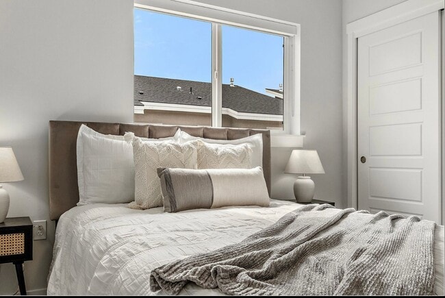 Building Photo - Boise 3 Bed 2.5 Bath 2 Car Garage Townhome AVAILABLE NOW!  $500 RENT CREDIT AT MOVE IN!