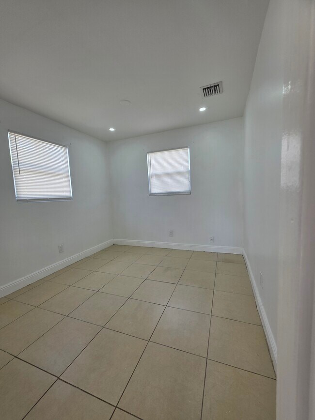 Building Photo - 681 SW 29th Ter