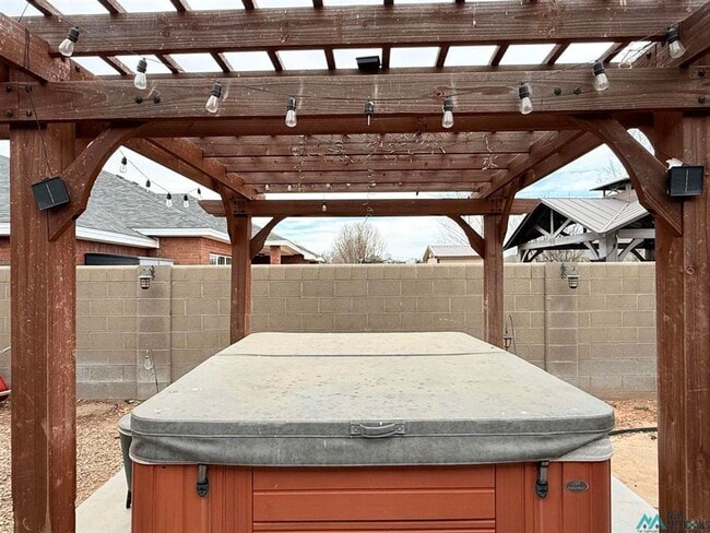 Building Photo - 1347 Oakwood Cir