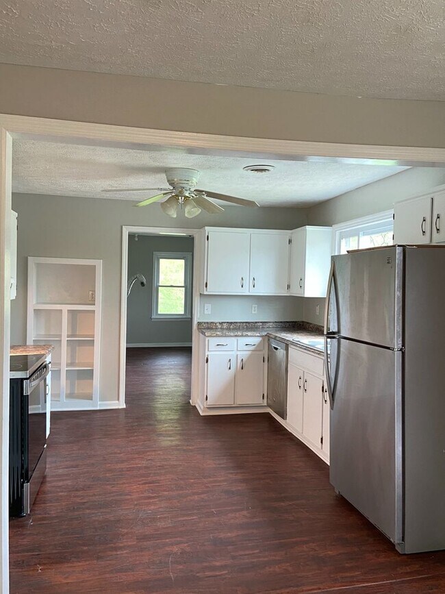 Building Photo - Spacious 3 Bedrooms Located in Hermitage /...