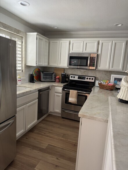 Building Photo - 6145 N 28th Pl