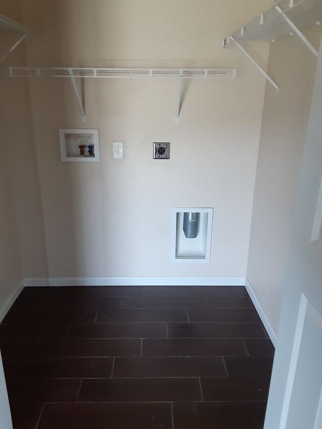 Building Photo - 3 Bedroom, 2 Bath Home with Attached 2-Car...