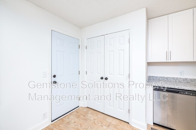 Building Photo - 344 Kingview Dr