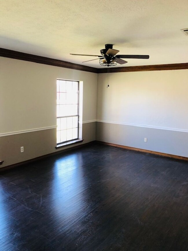 Building Photo - $100 OFF FIRST MONTH'S RENT MOVE IN SPECIA...