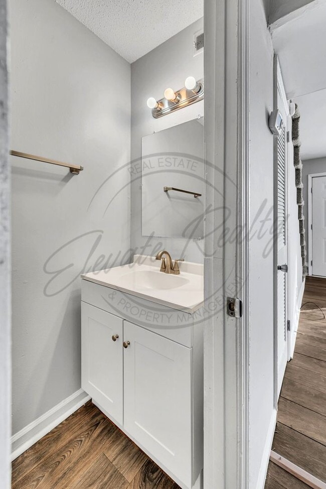 Building Photo - Two Bedroom Duplex near Trinity Hills in Nashville!